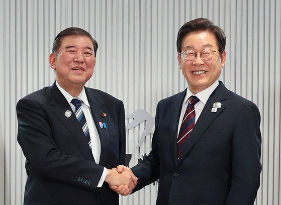 이재명 대통령이 지난 6월17일(현지시간) 캐나다 앨버타주 캐내내스키스 주요 7개국(G7) 정상회의장에서 열린 한일 정상회담에서 이시바 시게루 일본 총리와 악수하며 기념촬영을 하고 있다. 연합뉴스
