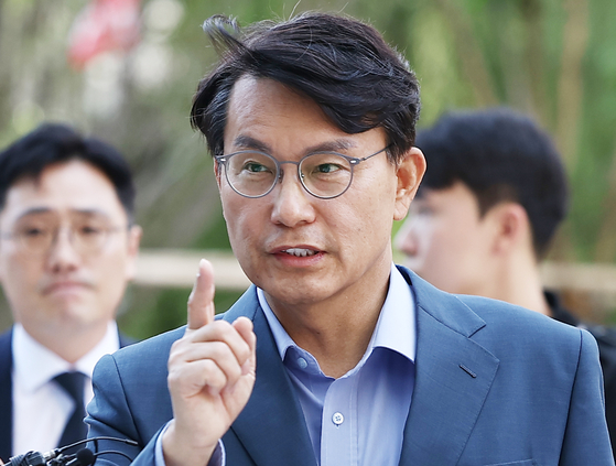국민의힘 윤상현 의원이 지난달 27일 서울 종로구 광화문 kt웨스트 김건희 특검 사무실로 향하고 있다. 연합뉴스