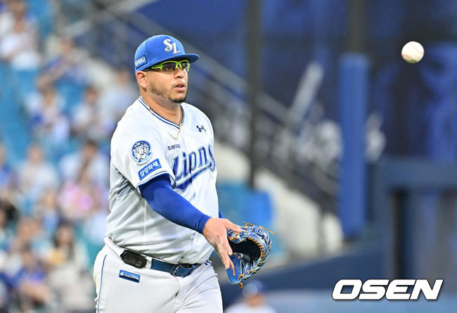 [OSEN=대구, 이석우 기자] 13일 대구삼성라이온즈파크에서 2025 신한 SOL 뱅크 KBO 리그 삼성 라이온즈와 KIA 타이거즈의 경기가 열렸다. 홈팀 삼성은 후라도가, 방문팀 KIA는 올러가 선발 출전했다. 삼성 라이온즈 선발 투수 후라도가 3회초 1사 KIA 타이거즈 김선빈의 투수앞 땅볼을 잡아 1루에 던지고 있다. 2025.08.13 / foto0307@osen.co.kr