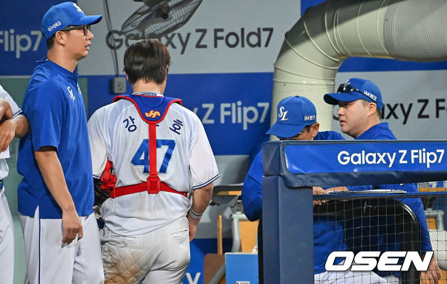 [OSEN=대구, 이석우 기자] 13일 대구삼성라이온즈파크에서 2025 신한 SOL 뱅크 KBO 리그 삼성 라이온즈와 KIA 타이거즈의 경기가 열렸다. 홈팀 삼성은 후라도가, 방문팀 KIA는 올러가 선발 출전했다. 삼성 라이온즈 강민호가 9회초 교체되고 있다. 2025.08.13 / foto0307@osen.co.kr