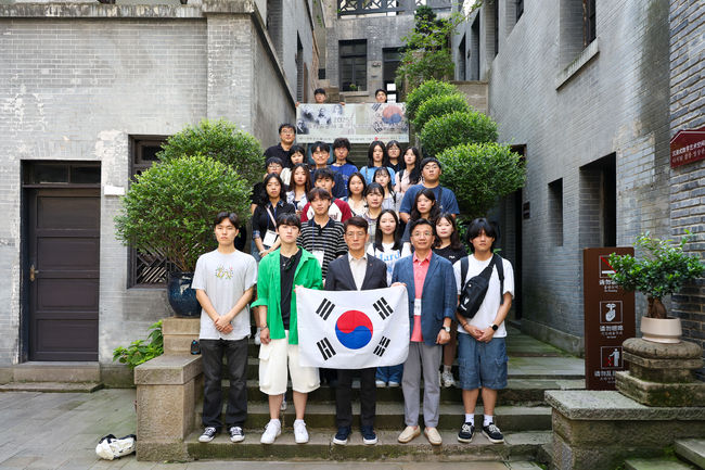 장학생들이 중국 내 마지막 임시정부청사였던 ‘충칭 대한민국 임시정부 연화지 청사’ 앞에서 기념사진을 촬영하고 있다.