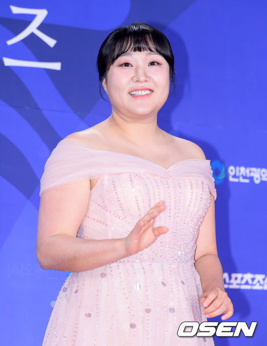 [OSEN=이대선 기자] 제4회 청룡시리즈어워즈 레드카펫 및 포토월 행사가 18일 인천 파라다이스시티에서 열렸다.청룡시리즈어워즈는 2022년 대한민국 최초로 시도된 오리지널 스트리밍 시리즈를 대상으로 하는 시상식이다. 사회는 전현무와 임윤아로 4년 연속 호흡을 맞춘다.개그우먼 이수지가 레드카펫을 밟고 있다. 2025.07.18 /sunday@osen.co.kr