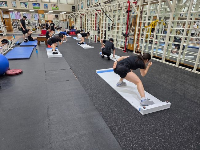 대한빙상경기연맹은 현재 스피드스케이팅(이하 ‘스피드’), 쇼트트랙, 피겨스케이팅(이하 ‘피겨’) 종목의 국가대표 후보 선수단을 비롯해 청소년 대표와 꿈나무 선수들이 한창 하계 합동훈련에 집중하고 있다고 밝혔다. / 대한빙상경기연맹
