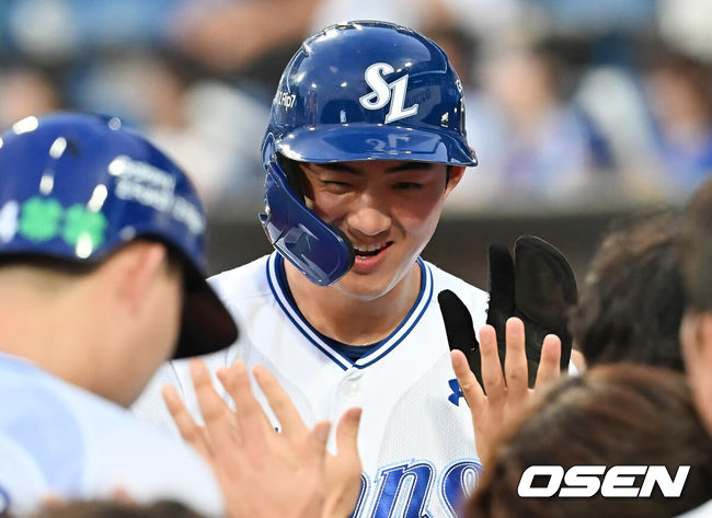 [OSEN=대구, 이석우 기자] 23일 대구삼성라이온즈파크에서 2025 신한 SOL 뱅크 KBO 리그 삼성 라이온즈와 SSG 랜더스의 경기가 열렸다. 홈팀 삼성은 가라비토가, 방문팀 SSG는 김건우가 선발 출전했다. 삼성 라이온즈 구자욱이 3회말 2사 3루 김영웅의 우익수 앞 1타점 안타때 득점을 올리고 하이파이브를 하고 있다. 2025.07.23 / foto0307@osen.co.kr