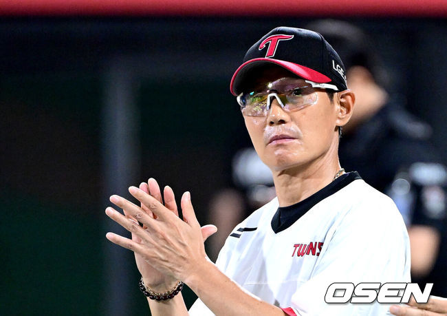 [OSEN=수원, 최규한 기자] 프로야구 LG 트윈스가 우승의 마지막 퍼즐을 찾았다. 새 외국인 투수가 완벽한 데뷔전을 치르며 승리를 이끌었다.LG는 10일 수원 KT위즈파크에서 열린 2025 KBO리그 KT 위즈와 경기에서 11-2로 승리했다.LG의 새 외국인 투수 톨허스트는 KBO리그 데뷔전에서 완벽투를 뽐냈다. 7이닝 동안 77구를 던지며 2피안타 7탈삼진 무실점으로 승리 투수가 됐다.경기를 마치고 승리한 LG 염경엽 감독이 선수들을 맞이하며 박수를 보내고 있다. 2025.08.12 / dreamer@osen.co.kr
