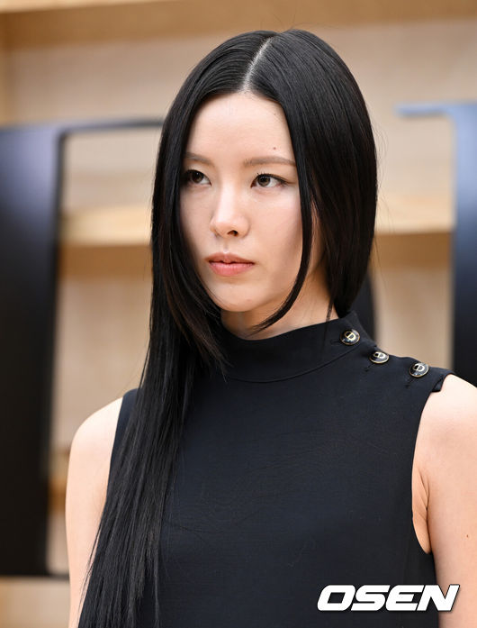 [OSEN=지형준 기자] 30일 오후 서울 이화여자대학교에서 프랑스 럭셔리 브랜드 디올(Dior) 2022 가을 여성 컬렉션 패션쇼가 열렸다.가수 김예림이 포토월에서 포즈를 취하고 있다. 2022.04.30 /jpnews@osen.co.kr