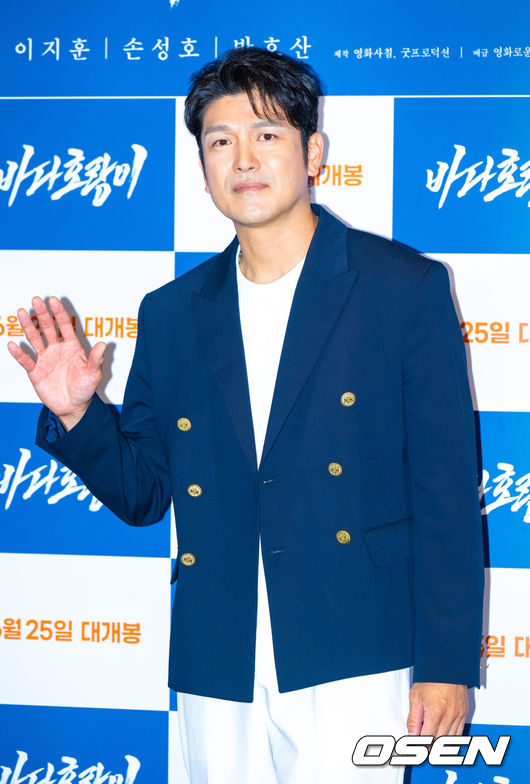 [OSEN=박준형 기자] 16일 서울 코엑스 메가박스에서 영화 ‘바다호랑이’ 언론시사회가 진행됐다.정윤철 감독이 연출한 '바다호랑이'는 세월호 잠수사 경수(이지훈 분)가 고통을 극복하고 가족의 품으로 돌아가는 여정을 그린다. 세월호 참사 당시 실종자 수색에 투입된 고(故) 김관홍 잠수사의 실화를 바탕으로 한 김탁환의 소설 '거짓말이다'가 원작이다.배우 이지훈이 포즈를 취하고 있다  2025.06.16  / soul1014@osen.co.kr