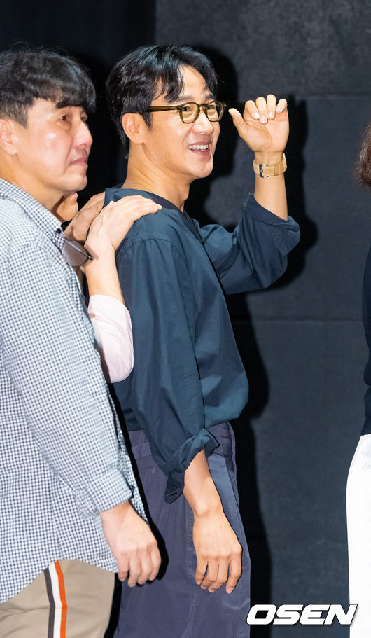 [OSEN=박준형 기자] 14일 오후 서울 코엑스 메가박스에서 영화 '마지막 숙제' 가족시사회 및 무대인사가 진행됐다.'마지막 숙제'는 임시 담임이 된 교사와 각자 색으로 마지막 숙제를 완성해가는 아이들 이야기로 성매매 혐의에 대해 벌금 100만원 약식기소 처분을 받은 후 활동을 중단했던 배우 엄태웅의 복귀작이다.퇴장하던 엄태웅이 미소 짓고 있다.  2025.08.14 / soul1014@osen.co.kr