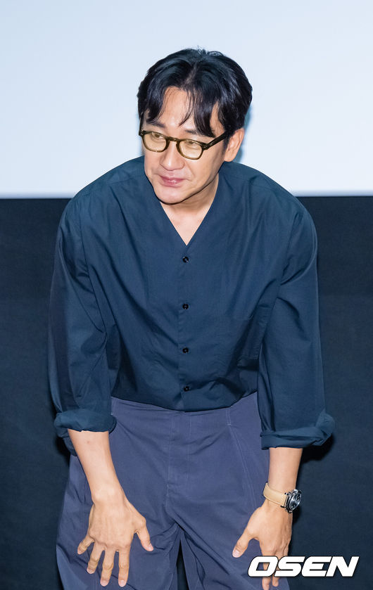 [OSEN=박준형 기자] 14일 오후 서울 코엑스 메가박스에서 영화 '마지막 숙제' 가족시사회 및 무대인사가 진행됐다.'마지막 숙제'는 임시 담임이 된 교사와 각자 색으로 마지막 숙제를 완성해가는 아이들 이야기로 성매매 혐의에 대해 벌금 100만원 약식기소 처분을 받은 후 활동을 중단했던 배우 엄태웅의 복귀작이다.엄태웅이 팬들에게 인사를 하고 있다.  2025.08.14 / soul1014@osen.co.kr