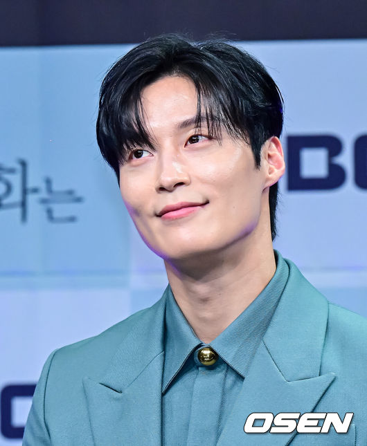 [OSEN=지형준 기자] 21일 오후 서울 상암동 MBC에서 MBC 새 금토드라마 ‘지금거신전화는’(극본 김지운,연출 박상우위득규) 제작발표회가 열렸다.‘지금거신전화는’은 협박전화로 시작된, 정략결혼 3년 차 쇼윈도 부부의 시크릿 로맨스릴러다.배우 허남준이 간담회를 하고 있다. 2024.11.21 / jpnews@osen.co.kr