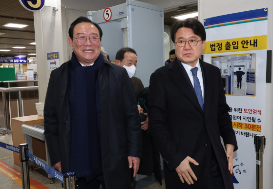 지난 2월 4일 서울 서초구 서울고등법원에서 열린 문재인 정부 청와대의 '울산시장 선거 개입 의혹' 사건 2심 선고공판에서 무죄가 선고된 송철호 전 울산시장(왼쪽)과 황운하 조국혁신당 의원이 법정을 나서고 있다. 연합뉴스