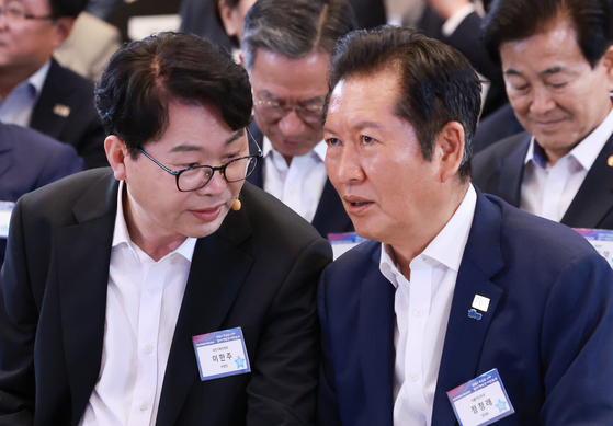 더불어민주당 정청래 대표(오른쪽)와 이한주 국정기획위원장이 13일 청와대 영빈관에서 열린 국정기획위원회 국민보고대회에 참석해 논의하고 있다. 연합뉴스