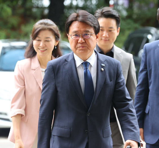 조국혁신당 황운하 의원이 14일 서울 서초구 대법원에서 열린 '울산시장 선거개입 의혹' 상고심 선고공판에 출석하고 있다. 연합뉴스