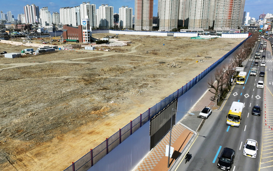 지난 2월 21일 광주광역시 동구 학동4구역 재개발 사업 현장의 모습. 이 곳에서는 2021년 6월 9일 학동4구역 재개발 현장에서 철거 중이던 건물이 붕괴돼 시내버스를 덮쳤다. 이 사고로 버스 승객 등 9명이 숨지고 8명이 중상을 입는 참사가 발생했다. 연합뉴스