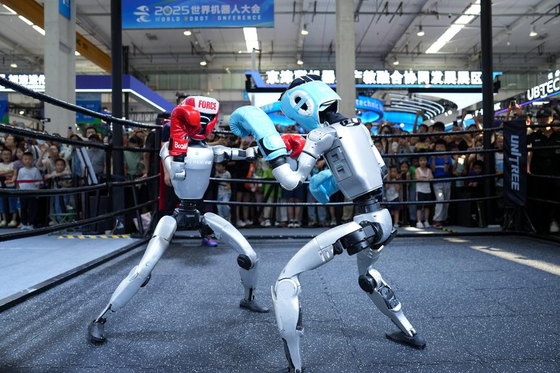 8월 11일 '2025 세계로봇콘퍼런스(WRC)'를 찾은 관람객들이 위수(宇樹)테크(Unitree Robotics) 전시부스에서 휴머노이드 로봇의 복싱 시합을 관람하고 있다. 신화통신