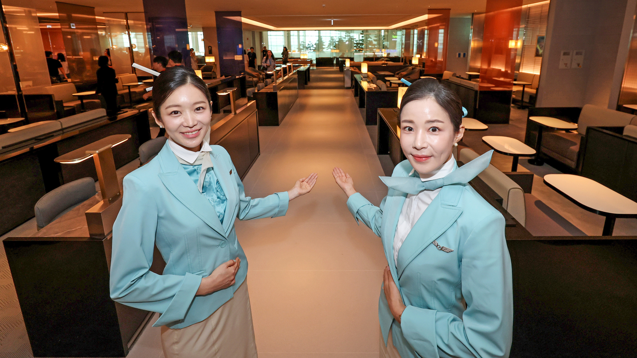 14일 인천국제공항 제2터미널에서 열린 대한항공 신규라운지 오픈 행사에서 승무원들이 마일러 클럽을 소개하고 있다. 김경록 기자