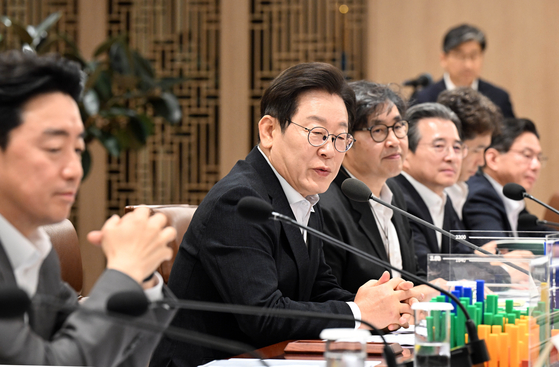 이재명 대통령이 13일 서울 용산 대통령실 청사에서 열린 나라재정 절약 간담회에서 모두발언을 하고 있다. 사진 대통령실사진기자단