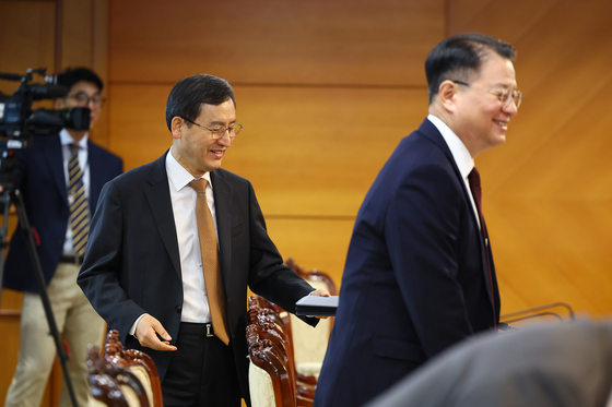 인성환 전 국가안보실 2차장이 지난 5월 2일 정부서울청사에서 열린 긴급 국가안전보장회의에 참석하고 있다. 오른쪽은 방기선 국무조정실장. [대통령실사진기자단=중앙일보 김현동 기자]