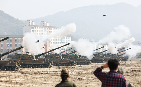 지난해 4월 수도포병 여단이 강원도 철원군 문혜리사격장에서 열린 '수도군단 합동 포탄사격훈련'에서 K9 자주포 실사격 훈련을 하고 있다. 김종호 기자