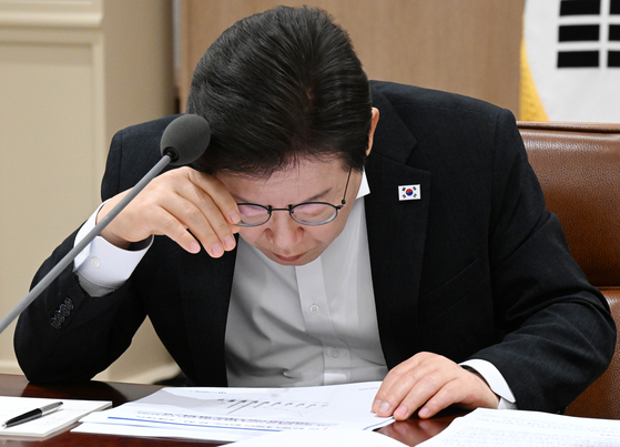 이재명 대통령이 13일 오전 ‘나라재정 절약 간담회’에 참석해 자료를 살펴보고 있다. 이 대통령은 국가 재정을 씨앗에 비유해 “한 됫박 빌려다가 씨 뿌려서 가을에 한 가마를 수확할 수 있으면 당연히 빌려다가 씨를 뿌려야 하는 것 아닌가”라고 말했다. [사진 대통령실사진기자단]