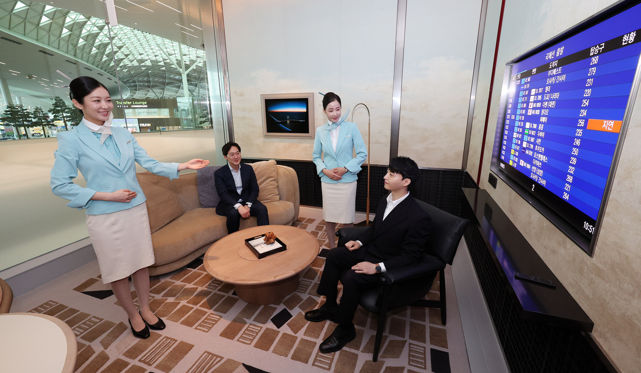 14일 인천국제공항 제2터미널에서 열린 대한항공 신규라운지 오픈 행사에서 대한항공 직원들이 마일러 클럽을 소개하고 있다. 김경록 기자