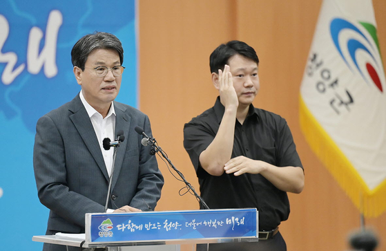 김돈곤 청양군수(왼쪽)가 14일 오전 기자회견을 열고 지천댐 건설과 충남도의 예산 삭감에 대한 입장을 밝히고 있다. [사진 청양군]