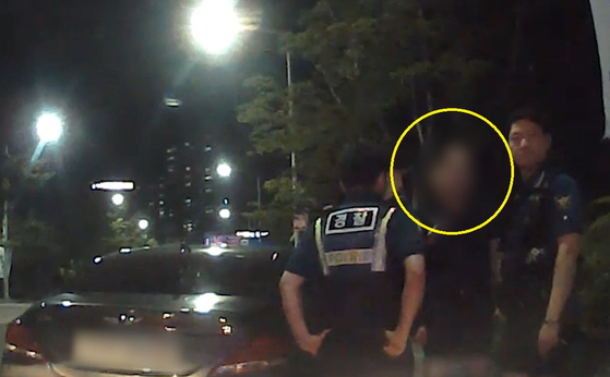 지난 7월 4일 밤 대전시 유성구 지족동에서 만취 상태로 차를 몰던 운전자가 경찰에 검거되고 있다. [사진 대전경찰청]