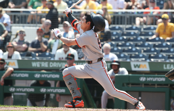 Aug 6, 2025; Pittsburgh, Pennsylvania, USA; San Francisco Giants center fielder Jung Hoo Lee (51) hits a double against the Pittsburgh Pirates during the ninth inning at PNC Park. Mandatory Credit: Charles LeClaire-Imagn Images  〈저작권자(c) 연합뉴스, 무단 전재-재배포, AI 학습 및 활용 금지〉
