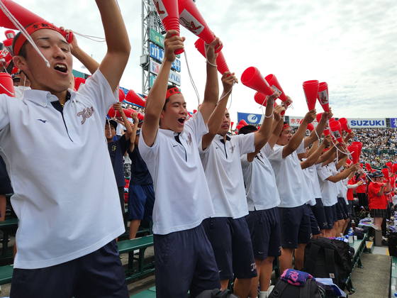 13일 일본 한신고시엔구정에서 교토국제고 첫 경기를 교토대회 결승전에서 맞붙은 도바고 선수들이 함께 응원하고 있다. 오누키 도모코 특파원