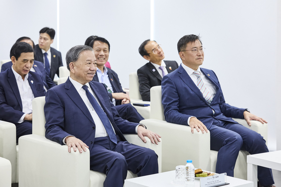  또 럼 베트남 당서기장과 김남정 동원그룹 회장이 13일 동원글로벌터미널부산 현장에서 환담했다. 사진 동원그룹