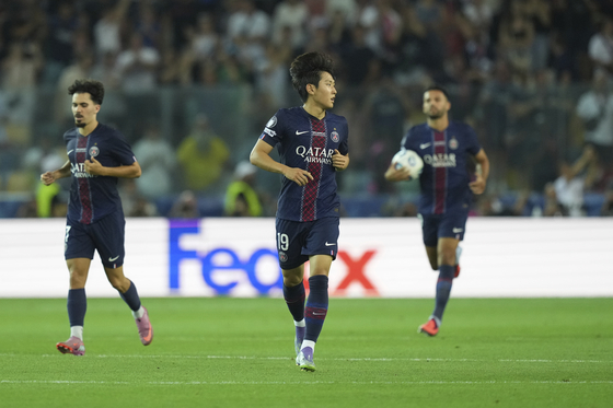 UEFA 수퍼컵에서 파리생제르맹 역전 우승의 발판을 만드는 추격골을 터뜨린 이강인(가운데). AP=연합뉴스