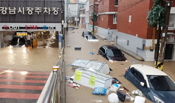 수도권 지역에 200㎜ 이상의 집중호우가 내린 13일 인천시 서구 인천강남시장 주차장과 주변이 침수돼 있다. [뉴스1] 