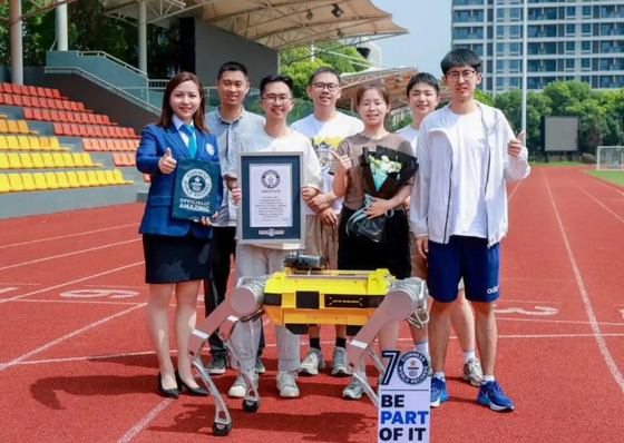 100미터 세계 최단 기록을 보유하게 된 중국 저장대 등 공동 연구팀이 개발한 로봇 '바이시' 사진 바이두 캡처