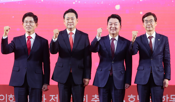 김문수(왼쪽부터), 장동혁, 안철수, 조경태 국민의힘 당대표 후보가 13일 대전 배재대에서 열린 국민의힘 제6차 전당대회 충청·호남 합동연설회에 앞서 파이팅을 하고 있다. 뉴스1