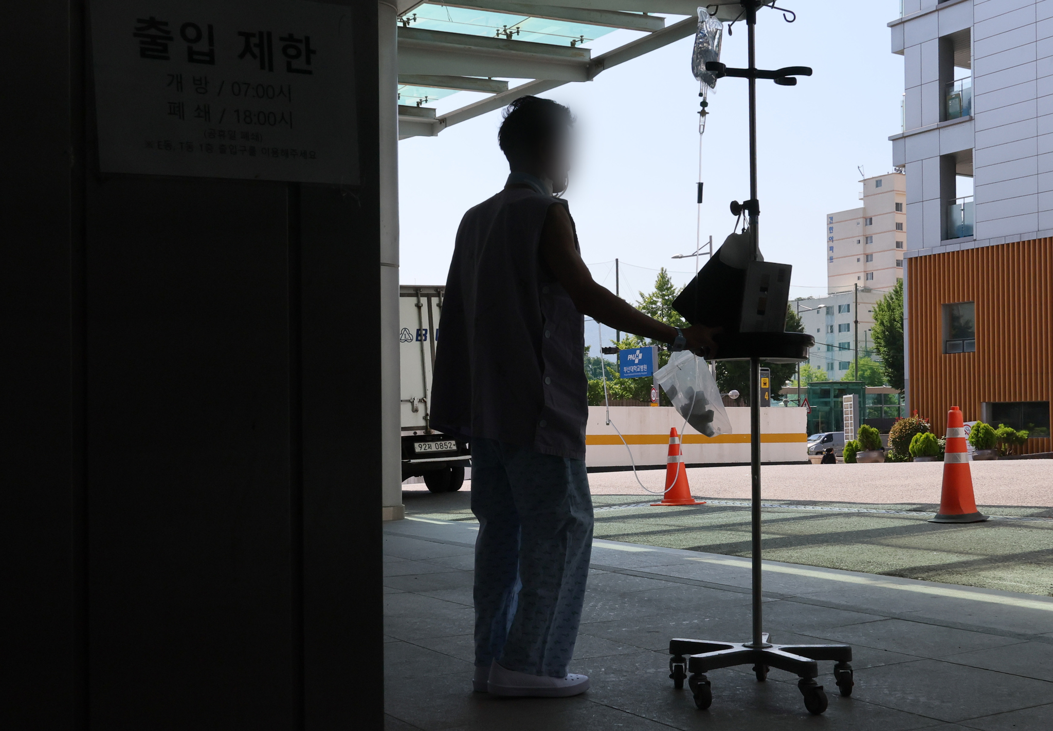 한 대학병원 입원 환자가 서 있는 모습. 송봉근 기자 ※기사 내용과 직접적인 관련 없음