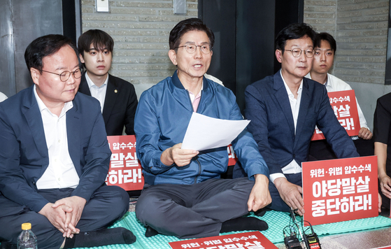 김문수 국민의힘 당 대표 경선 후보자가 14일 오전 서울 여의도 국민의힘 중앙당사 로비에서 특검의 압수수색에 대해 항의하고 있다. 김성룡 기자