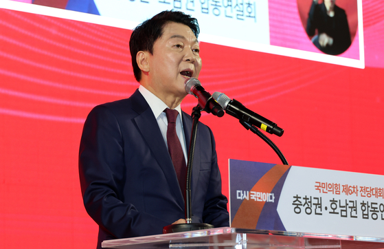 13일 오후 대전 서구 배재대학교에서 열린 국민의힘 충청·호남권 합동연설회에서 당 대표 후보로 나선 안철수 후보가 연설하고 있다. 연합뉴스