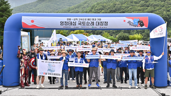 지난해 8월 28일 강원 정선에서 영월~삼척 고속도로 예비타당성 통과를 기원하는 국토 순례 대장정이 열려 최승준 군수를 비롯한 군 관계자들과 군민들, 강원랜드 및 하이원스포츠팀 관계자들이 출발에 앞서 기념 촬영을 하고 있다. 연합뉴스