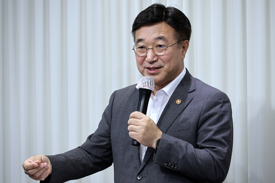 윤호중 행정안전부 장관이 13일 서울 종로구에서 열린 출입기자단과의 간담회에 참석해 기자단 질의에 답변하고 있다. 뉴스1