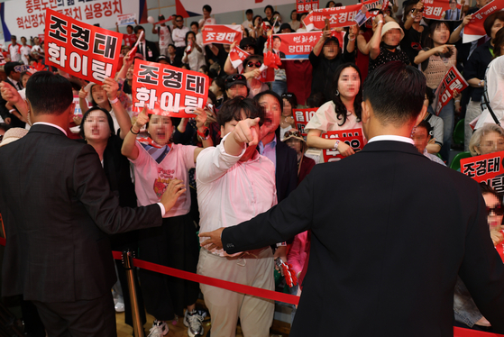 13일 오후 대전 서구 배재대학교에서 열린 국민의힘 충청·호남권 합동연설회에서 일부 지지자들이 마찰을 빚고 있다. 연합뉴스