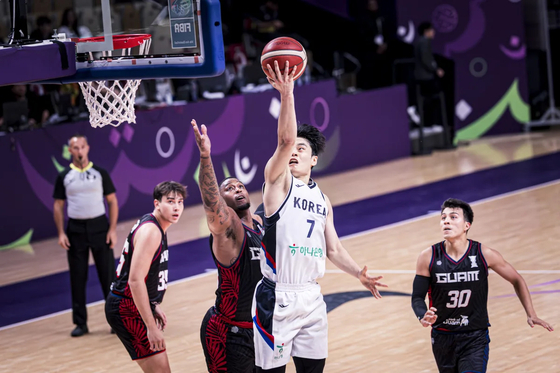 유기상(가운데)이 12일 사우디아라비아 제다에서 열린 2025 국제농구연맹(FIBA) 아시아컵 8강 진출전 괌과의 경기에서 골밑으로 돌파하고 있다. 한국은 괌에 99-66으로 이겼다. [사진 FIBA]