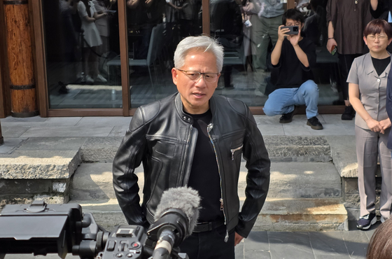 지난달 16일 젠슨 황 엔비디아 최고경영자(CEO)가 중국 베이징 만다린 오리엔탈 첸먼 호텔에서 열린 기자회견 중 취재진 질문에 답하고 있다. 이가람 기자