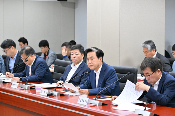 김태흠 충남지사가 지난 11일 열린 실국원장 회의에서 지천댐 건설과 관련해 김돈곤 청양군수를 비판하고 있다. [사진 충남도]