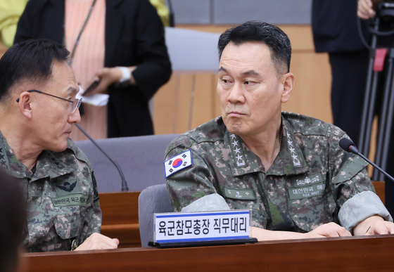 김명수 합참의장(오른쪽)이 5일 서울 종로구 정부서울청사 별관에서 열린 을지연습 준비보고회의에서 고창준 육군참모총장 직무대리와 대화하고 있다. 연합뉴스