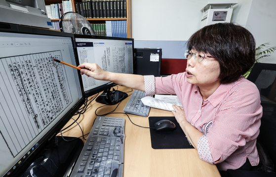 독립기념관 산하 독립운동가 자료발굴 TF팀 이병례 연구원이 11일 충북 천안시 독립기념관 사무실에서 이천홍 독립운동가의 자료를 살펴보고 있다. 김성룡 기자.