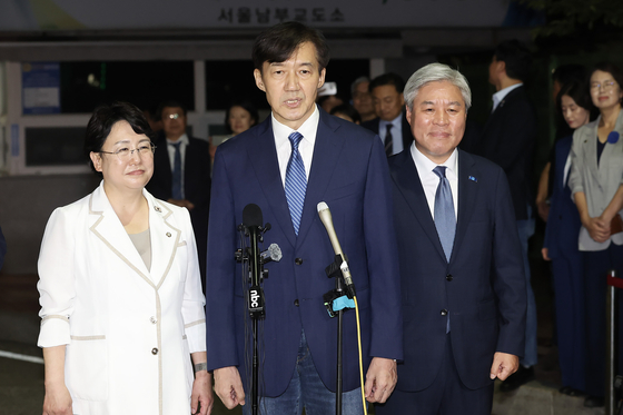 조국 조국혁신당 전 대표가 15일 광복절 특별사면·복권 조치로 서울 구로구 남부교도소에서 출소하며 대국민 인사를 하고 있다. 전민규 기자 