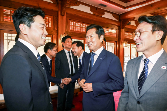 더불어민주당 정청래 대표와 김민석 국무총리, 강훈식 대통령실 비서실장이 10일 서울 종로구 총리공관에서 열린 고위당정협의회에 참석해 있다. 전민규 기자