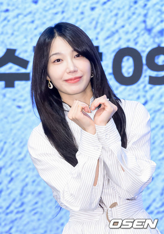 [OSEN=이대선 기자] 29일 오후 서울 구로구 더세인트에서 KBS 2TV 새 수목드라마 ‘24시 헬스클럽’ 제작발표회가 열렸다.‘24시 헬스클럽’은 근성이 넘치는 헬치광이 관장 도현중이 근심이 과다한 헬린이 회원들의 인생을 파격 교정하며 펼쳐지는 두근두근 근(筋)성장 코맨스(코믹 로맨스)다.배우 정은지가 포토타임을 가지고 있다. 2025.04.29 /sunday@osen.co.kr