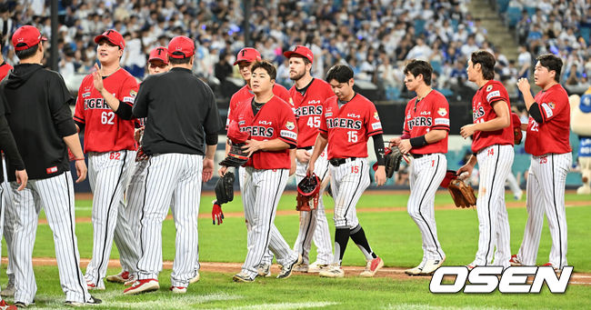 [OSEN=대구, 이석우 기자] 14일 대구삼성라이온즈파크에서 2025 신한 SOL 뱅크 KBO 리그 삼성 라이온즈와 KIA 타이거즈의 경기가 열렸다. 홈팀 삼성은 원태인이, 방문팀 KIA는 양현종이 선발 출전했다. KIA 타이거즈 이범호 감독이 삼성 라이온즈에 10-4로 승리한 후 선수들과 기쁨을 나누고 있다. 2025.08.14 / foto0307@osen.co.kr