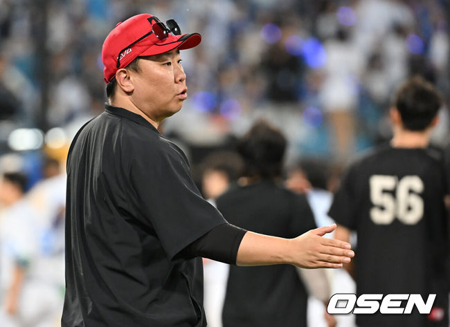 [OSEN=대구, 이석우 기자] 13일 대구삼성라이온즈파크에서 2025 신한 SOL 뱅크 KBO 리그 삼성 라이온즈와 KIA 타이거즈의 경기가 열렸다. 홈팀 삼성은 후라도가, 방문팀 KIA는 올러가 선발 출전했다. KIA 타이거즈 이범호 감독이 삼성 라이온즈에 9-1로 승리한 후 선수들과 기쁨을 나누고 있다. 2025.08.13 / foto0307@osen.co.kr